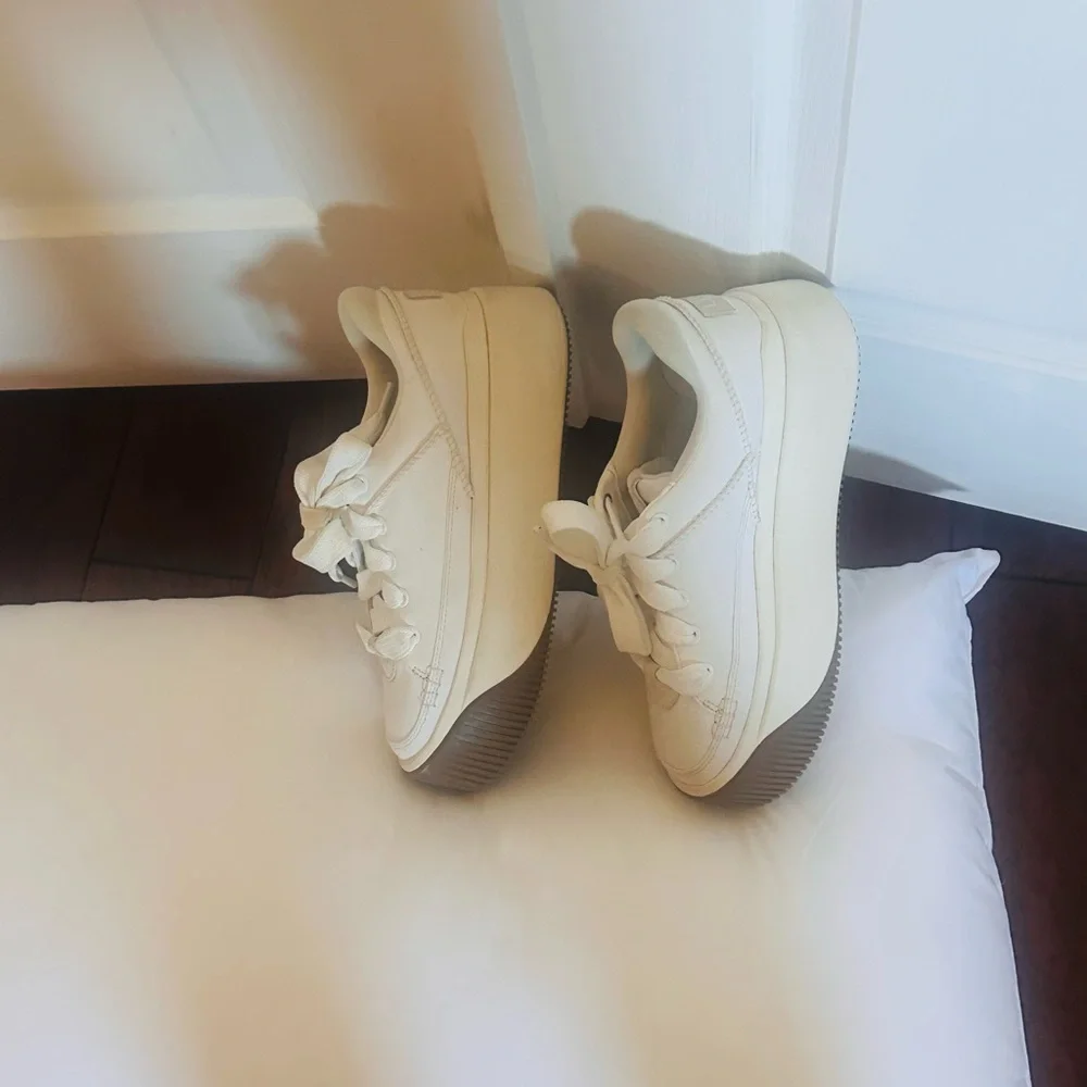 Ugg Women’s EX Duzzit Essential lace up platorm sneakers in white. 10